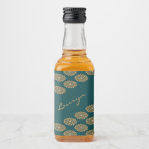 Individuelle Name braune Blüte auf Kieferngrün