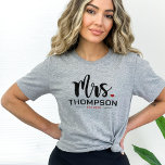 Individuelle Name Bride Wedding T-Shirt<br><div class="desc">Individuelle Name Bride T - Shirt. Fügen Sie Ihren Verheirateten Namen und das Jahr,  in dem Sie auf diesem Shirt heiraten für Ihre kommende Hochzeit. Ideal für Junggeselinnen-Abschied,  Flitterwochen und andere Hochzeitsveranstaltungen. Verwenden Sie die Easy-Vorlage,  um Ihr Shirt sagen zu lassen,  worauf Sie es gewollt haben.</div>