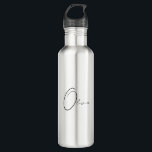 Individuelle Name Class Simple Elegante Monogram Edelstahlflasche<br><div class="desc">Erleben Sie Ihre Hydratationserfahrung mit unserer Personalisierten, schlichten, eleganten Monogramm-Wasserflasche. Diese moderne und minimalistische Wasserflasche ist für diejenigen gedacht, die das Schöne im Leben schätzen. Mit Ihrem einzigartigen Monogramm fügt es Ihren täglichen Ritualen eine persönliche Touch hinzu. Ob im Zuhause, im Büro oder im Fitnessraum, genießen Sie Ihr Lieblingsgetränk und...</div>