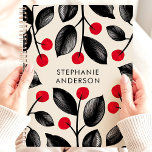 Individuelle Name der roten und schwarzen botanisc Planer<br><div class="desc">Tauchen Sie ein in eine Welt botanischer Schönheit mit diesem faszinierenden Planer. Feine schwarze Blätter verbinden sich mit lebendigen roten Beeren und sorgen für ein elegantes und eindrucksvolles Design. Stellen Sie sich vor, Sie würden Ihre Träume und Termine inmitten dieser Symphonie der Natur mitnehmen. Personalisieren Sie es mit Ihrem Namen...</div>