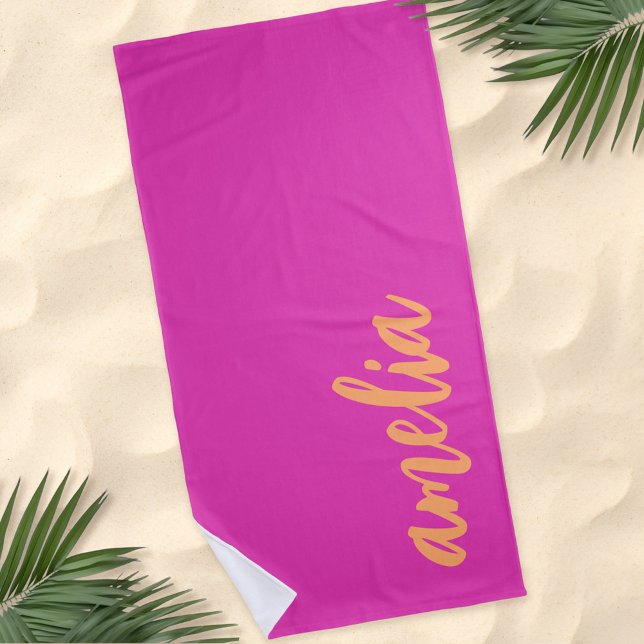 Individuelle Name-Drehbuch fett magentorange Strandtuch (Custom name script bold magenta orange beach towel)