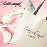 Individuelle Name, Einfache Script-Bridesmaid-Hoch Tragetasche<br><div class="desc">Die "Bridesmaid Squad" Personalisierte Tote Tasche - die perfekte Mischung aus Stil, Praxisnähe und herzlicher Wertschätzung. Diese moderne Totentasche, die mit Liebe und Eleganz gestaltet wurde, besticht durch den wunderschönen Schriftart "Bridesmaid Squad". Sie kann mit dem Namen Ihrer Brautjungfrau personalisiert werden und ist somit ein einzigartiger Sake. Ideal, um den...</div>