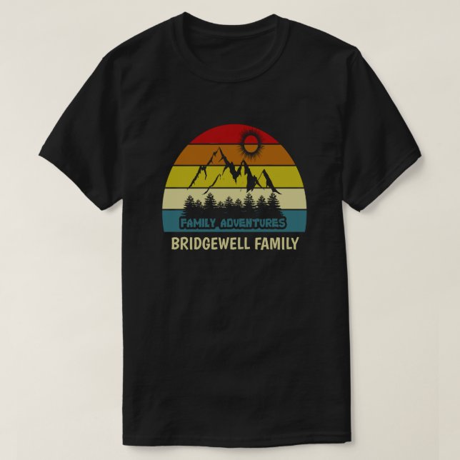 Individuelle Name Family Road Trip Berg Sonnenunte T-Shirt (Design vorne)