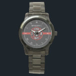 Individuelle Name-Feuerwehrleute mit dünner roter  Armbanduhr<br><div class="desc">Eine elegante Schwarz-, Weiß- und Rot-Streifen-Uhr mit einem Platz für den Namen Ihres Geschenkempfängers. Darunter befindet sich ein klassisches Feuerrettungssymbol des Malteser Kreuzes, das in der Mitte der Uhr ruht. Ein tolles Geschenk für jeden, der Teil eines Feuerrettungteams ist, der gerade dient oder im Ruhestand ist. Auch ein brandneuer Feuerwehrrekrut...</div>