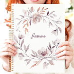 Individuelle Name für Wasserfarbenflora Planer<br><div class="desc">Dieses elegante Design zeichnet sich durch einen gedämpften Blumenkranz in sanften Farbtönen aus Rot, Lila und Taupe aus. Die sanfte Anordnung umkreist einen individuelle Name in einem zarten Skript und schafft so eine personalisierte und raffinierte Touch. Ideal für die Organisation Ihrer täglichen Aufgaben, Termine oder kreativer Ideen mit einem femininen...</div>