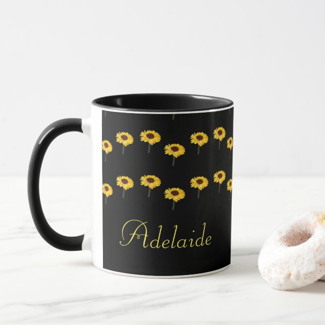Individuelle Name Gelbe Sonnenblumen auf schwarz Tasse (Mit Donut)