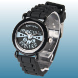Individuelle Name große Bruder schwarz blaue Kinde Armbanduhr<br><div class="desc">Feiern Sie mit dieser personalisierten Kinderuhr den besonderen Moment, ein großer Bruder zu werden! Mit einem coolen schwarz-hellblauen Design sagt diese Uhr stolz "Befördert zu Big Brother" mit dem Namen Ihres Sohnes direkt auf dem Gesicht. Es ist das perfekte Geschenk für jeden neuen großen Bruder, der sich beim behalt der...</div>
