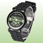 Individuelle Name große Bruder schwarz grüne Kinde Armbanduhr<br><div class="desc">Feiern Sie mit dieser personalisierten Kinderuhr den besonderen Moment, ein großer Bruder zu werden! Mit einem coolen schwarz-hellgrünen Design, sagt diese Uhr stolz "Befördert zu Big Brother" mit dem Namen Ihres Sohnes direkt auf dem Gesicht. Es ist das perfekte Geschenk für jeden neuen großen Bruder, der sich beim behalt der...</div>