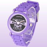 Individuelle Name große Schwester schwarze lila Ki Armbanduhr<br><div class="desc">Feiern Sie mit dieser personalisierten Kinderuhr den besonderen Moment, eine große Schwester zu werden! Mit einem coolen, lila Schwarz-Weiß-Design sagt diese Uhr stolz "Zum großen Schwester befördert" mit dem Namen Ihrer Tochter direkt auf dem Gesicht. Es ist das perfekte Geschenk für jede neue große Schwester, die sich beim behalt der...</div>