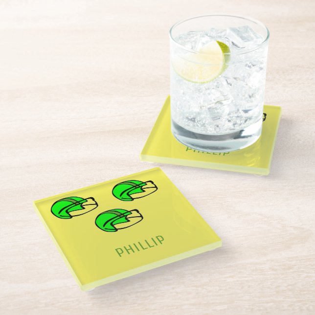 Individuelle Name-Grünfußballhelm gelb Glasuntersetzer (Schrägansicht)