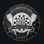 Individuelle Name-Hochzeit in Schwarz-Weiß-Holz Dartscheibe<br><div class="desc">Feiern Sie Ihren besonderen Tag mit dem Individuelle Name Wedding Dart Board aus Schwarz und Weiß Holz. Mit seinem zeitlosen monochromen Design kann dieses Mainboard mit dem Nachnamen des Paares personalisiert werden, was es zu einem einzigartigen Sake oder zu einem spielerischen Hochzeitsgeschenk macht. Dieses Stück ist ideal, um Ihrer Zuhause...</div>