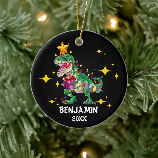 Individuelle Name Jahr Dinosaur Weihnachtsjunge Keramik Ornament (Baum)