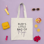Individuelle Name Magie Minimalistisch Moderne Tragetasche<br><div class="desc">Diese Tasche ist ein stilvolles und funktionales Accessoire, das das Beste beider Welten verbindet: lustige und spielerische Typografie mit einem minimalistischen Design, das sie vielseitig und leicht mit jedem Outfit zu tragen macht und eine Touch von Eleganz und Eleganz in das Gesamtbild fügt. Das Typografie-Design ist kühn und auffällig, mit...</div>