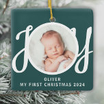Individuelle Name Mein erstes Foto Grün Keramikornament<br><div class="desc">Dieses niedliche Baby's First Christmas Foto Ornament ist mit dem Wort JOY in stilvoller Schrift Typografie auf einem grünen Hintergrund dekoriert. Einfach mit Foto,  Name und Jahr anpassbar.</div>