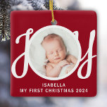 Individuelle Name Mein erstes Weihnachts-Foto Red  Keramikornament<br><div class="desc">Dieses niedliche Baby's First Christmas Foto Ornament ist mit dem Wort JOY in stilvoller Schrift Typografie auf einem roten Hintergrund dekoriert. Einfach mit Foto,  Name und Jahr anpassbar.</div>