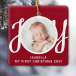 Individuelle Name Mein erstes Weihnachts-Foto Red  Keramikornament<br><div class="desc">Dieses niedliche Baby's First Christmas Foto Ornament ist mit dem Wort JOY in stilvoller Schrift Typografie auf einem roten Hintergrund dekoriert. Einfach mit Foto,  Name und Jahr anpassbar.</div>