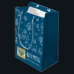 Individuelle Name, Menorah, Blumenmuster Pessach Mittlere Geschenktüte<br><div class="desc">Happy Pessach. Menorah und Star of David mit Goldfolienverzierungen Floral Muster Passover Geschenktasche mit personalisierten Namen und Text. Matching Karten und Geschenke in der jüdischen Urlaubskategorie unseres Stores.</div>