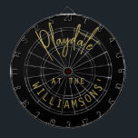 Individuelle Name Minimalistisch Black Gold Playda Dartscheibe<br><div class="desc">Personalisiertes Dartboard mit Familiennamen zum Beispiel. Einfaches minimalistisches Design mit dem anpassbaren Satz Zitat Sprichwort Playdate auf dem Familiennamen. Premium neutraler Schwarz-Gold-Look mit einer Kombination aus trendiger Schriftzeichen-Kalligraphie und einer modernen, sauberen Sans-Serif-Schriftart-Typografie. Das Dartspiel bei Ansammlungen und Freunden macht Spaß, Entspannung, eine wahre Form der Selbstachtung im stressigen Leben, das...</div>