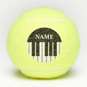 individuelle Name mit den schwarz-weißen Klaviers Tennisbälle