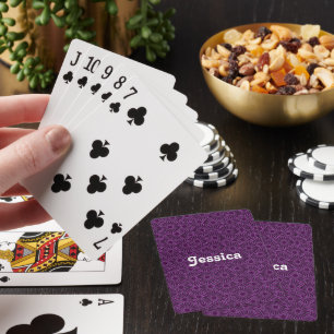 Individuelle Name mit violetten Blumen auf schwarz Spielkarten