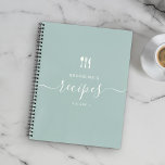 Individuelle Name ModernTeal Elegantes Skript Reze Notizbuch<br><div class="desc">Fügen Sie Ihren Namen und Ihre Volumennummer hinzu und machen Sie dieses elegante,  minimalistische Rezept Buch zu einer persönlichen Inspiration für Ihre Küche. Chic handgeschriebene Schrift und die hübsche Vintage,  staubige grüne und Elfenbeintypografie mit Kochgeschirr machen dieses Kochbuch zu einer wunderschönen und einzigartigen Ergänzung Ihrer Familienküche.</div>