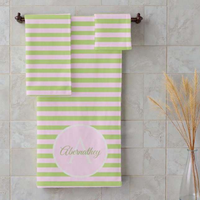 individuelle Name Monogramm Pastellfarben Rosa Badhandtuch Set (Monogram striped towel set hanging on bathroom wall)