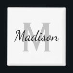 Individuelle Name Monogramm, schwarz-weiß, Quadrat Magnet<br><div class="desc">Individuelle Name monogramm schwarz-weiß Quadrat 2 Zoll Küche Kühlschrankmagnet. Elegante Schrift-Typografie-Vorlage für Namen oder Nachnamen. Kleines Gastgeschenk oder Geschenkidee für Freunde, Familie, Lehrer, Kinder, Schüler, Mitarbeiter, Klienten, Mitarbeiter, Kunden, Besucher, Hochzeitsgäste etc. Fügen Sie optional Ihren eigenen Firmennamen hinzu. Ideal zum Geburtstag, Hochzeitsfeier, Firmenfeier und vieles mehr. Auch in quadratischer Form...</div>