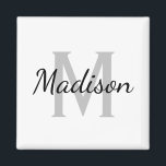 Individuelle Name Monogramm, schwarz-weiß, Quadrat Magnet<br><div class="desc">Individuelle Name monogramm schwarz-weiß Quadrat 2 Zoll Küche Kühlschrankmagnet. Elegante Schrift-Typografie-Vorlage für Namen oder Nachnamen. Kleines Gastgeschenk oder Geschenkidee für Freunde, Familie, Lehrer, Kinder, Schüler, Mitarbeiter, Klienten, Mitarbeiter, Kunden, Besucher, Hochzeitsgäste etc. Fügen Sie optional Ihren eigenen Firmennamen hinzu. Ideal zum Geburtstag, Hochzeitsfeier, Firmenfeier und vieles mehr. Auch in quadratischer Form...</div>