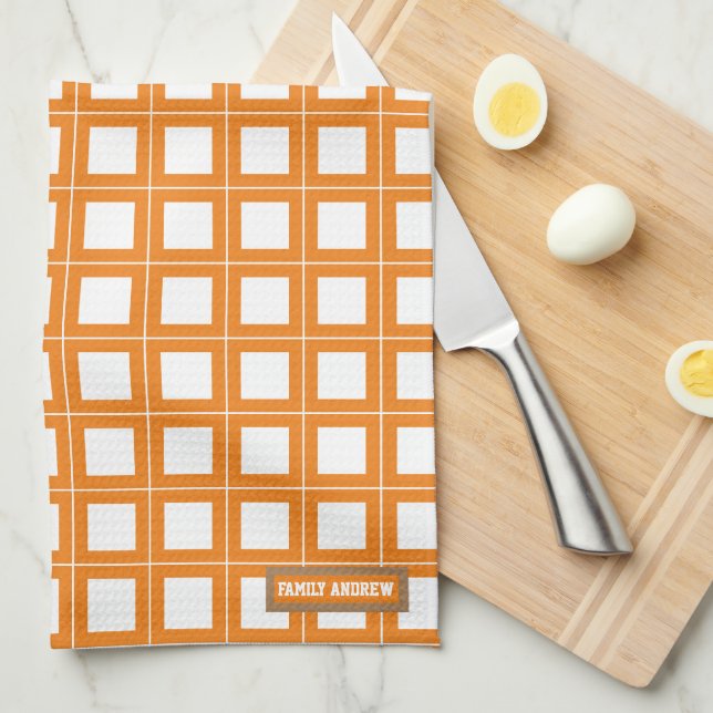 Individuelle Name monogramm-Stilmuster weiß orange Geschirrtuch (Viertel Falte)