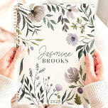 Individuelle Name Mute Wasserfarbe Floral 2025 Planer<br><div class="desc">Erleben Sie die sanfte Schönheit gedämpfter Blüten mit diesem eleganten Planer. Aquarellblumen in sanften Lavendeltönen und Grautönen sorgen für eine ruhige Kulisse für Ihre Träume und Wünsche. Stellen Sie sich vor, Sie würden Ihre Gedanken und Termine inmitten dieses ruhigen Gartens mitreißen. Personalisieren Sie es mit Ihrem Namen und lass diesen...</div>