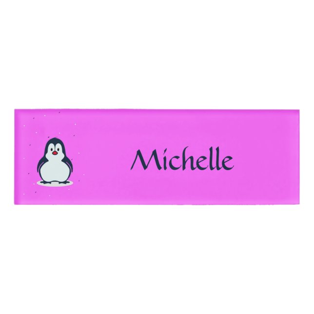 Individuelle Name niedlicher Pinguin auf rosa Namenschild (Vorderseite)