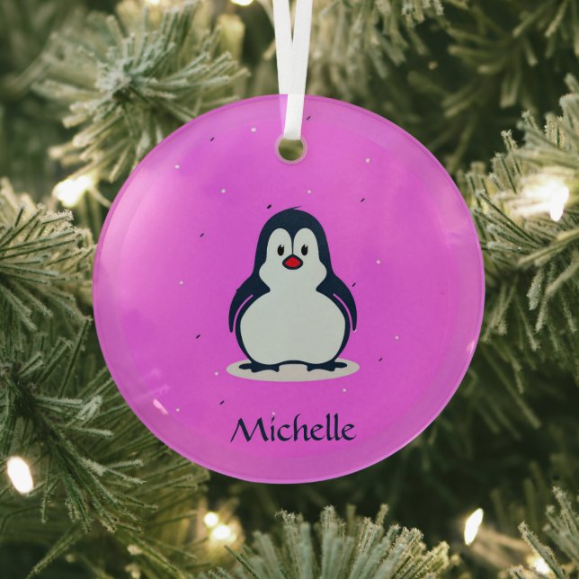 Individuelle Name niedlicher Pinguin auf rosa Ornament Aus Glas (InSitu)