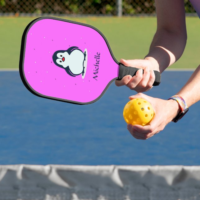 Individuelle Name niedlicher Pinguin auf rosa Pickleball Schläger (InSitu)