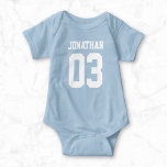 Individuelle Name Number Baby Sport Jersey Bodysui Strampler<br><div class="desc">Erstellen Sie Ihren eigenen personalisierten Football Jersey Baby Bodysuit mit individuelle Name und Nummer. Ein einzigartiger, individualisierbarer Strampler, der eine niedliche Geschenkidee für Säugling oder Neugeborene ist. Diese trendige Kids Sportbekleidung ist für alle Sportarten geeignet, wie Fußball, Fußball, Volleyball, Baseball, Softball, Basketball und Hockey. Klicken Sie auf 'Anpassen', um Text...</div>