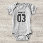 Individuelle Name Number Baby Sport Jersey Bodysui Strampler<br><div class="desc">Erstellen Sie Ihren eigenen personalisierten Football Jersey Baby Bodysuit mit individuelle Name und Nummer. Ein einzigartiger, individualisierbarer Strampler, der eine niedliche Geschenkidee für Säugling oder Neugeborene ist. Diese trendige Kids Sportbekleidung ist für alle Sportarten geeignet, wie Fußball, Fußball, Volleyball, Baseball, Softball, Basketball und Hockey. Klicken Sie auf 'Anpassen', um Text...</div>