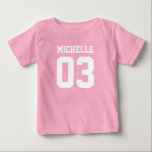 Individuelle Name Number Baby Sport Jersey Bodysui T-shirt<br><div class="desc">Erstellen Sie Ihren eigenen personalisierten Football Jersey Baby Bodysuit mit individuelle Name und Nummer. Ein einzigartiger, individualisierbarer Strampler, der eine niedliche Geschenkidee für Säugling oder Neugeborene ist. Diese trendige Kids Sportbekleidung ist für alle Sportarten geeignet, wie Fußball, Fußball, Volleyball, Baseball, Softball, Basketball und Hockey. Klicken Sie auf 'Anpassen', um Text...</div>