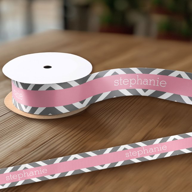 Individuelle Name Pastel Pink und Gray Chevrons Satinband (Custom Ribbon - add your personalized text)