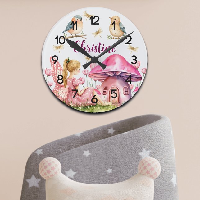 Individuelle Name Pink Fairy Mushrooms Kinderzimme Runde Wanduhr (Von Creator hochgeladen)