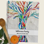 Individuelle Name Planer<br><div class="desc">Dieser einzigartige Meal Planner ist mit einem farbenfrohen Familienbaum auf einem hellgrauen Hintergrund dekoriert. Passen Sie es mit Ihrem Namen und Jahr an. Verwenden Sie die Option Weitere anpassen, um die Textgröße, den Stil oder die Farbe zu ändern, wenn Sie möchten. Weil wir unsere eigenen Kunstwerke erstellen, werden Sie dieses...</div>