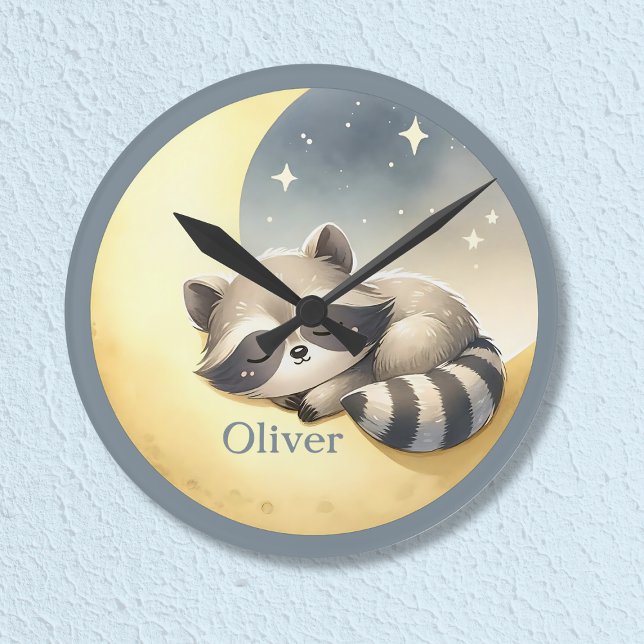 Individuelle Name Raccoon auf dem Mond Niedlich Ki Runde Wanduhr (Adorable raccoon on the moon wall clock with your child's name! Perfect for nursery or kids' room.)