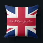 Individuelle Name Red White Blue UK Flag Kissen<br><div class="desc">Individuelle Name Union Jack British Flag. Ideal für eine patriotische Dekoration,  Hochzeit,  Jubiläum,  Geburtstage und Ausflüge. Schönes englisches Rot,  Weiß und Blau. Die Fahne der historischen Gewerkschaft Jakob.</div>