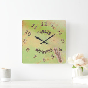 Individuelle Name Rustic Garage Workshop Green Pat Quadratische Wanduhr