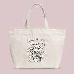 Individuelle Name Sleepover Modernes Drehbuch Gold Jumbo Stoffbeutel<br><div class="desc">Diese moderne Tasche mit minimalistisch lässigem, schicken Skriptkalligraphie-Design mit SLEEPOVER BAG und Ihrem individuelle Name, zeichnet sich durch klare Linien aus, um ein elegantes und raffiniertes Aussehen zu schaffen. Der schlichte Stil mit den niedlichen bedruckten goldenen Herzstücken verleiht diesem Geschenk eine Touch der Eleganz, die sich für alle Kinder eignet,...</div>