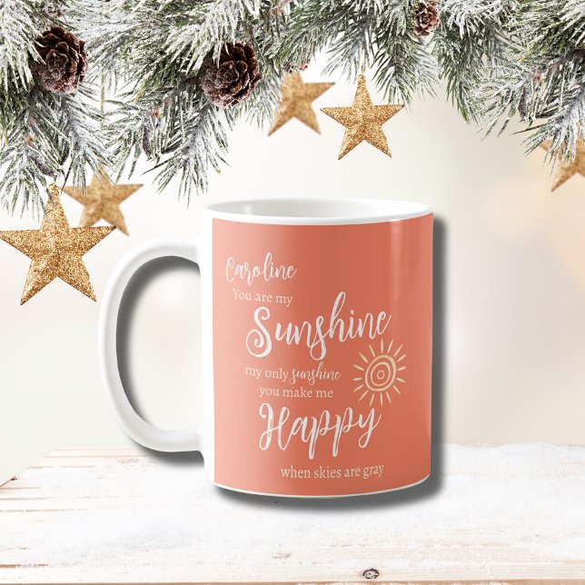 Individuelle Name Sonnenschein macht mich glücklic Kaffeetasse (Personalized You Are My Sunshine You Make Me Happy Mug in Peach Orange with script font and name.)