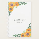 Individuelle Name Sunflowers Eukalyptus 2023 Plane Planer<br><div class="desc">Dieser blumengeschmückte Planner ist mit gelben,  wasserfarbenen Sonnenblumen und Eukalyptusgrün dekoriert.
Sie können es personalisieren,  indem Sie Ihren Namen,  Ihr Monogramm und Ihr Jahr hinzufügen.
Weil wir unsere eigenen Kunstwerke erstellen,  werden Sie dieses exakte Bild von anderen Designern nicht finden.
Original Wasserfarbe © Michele Davies.</div>