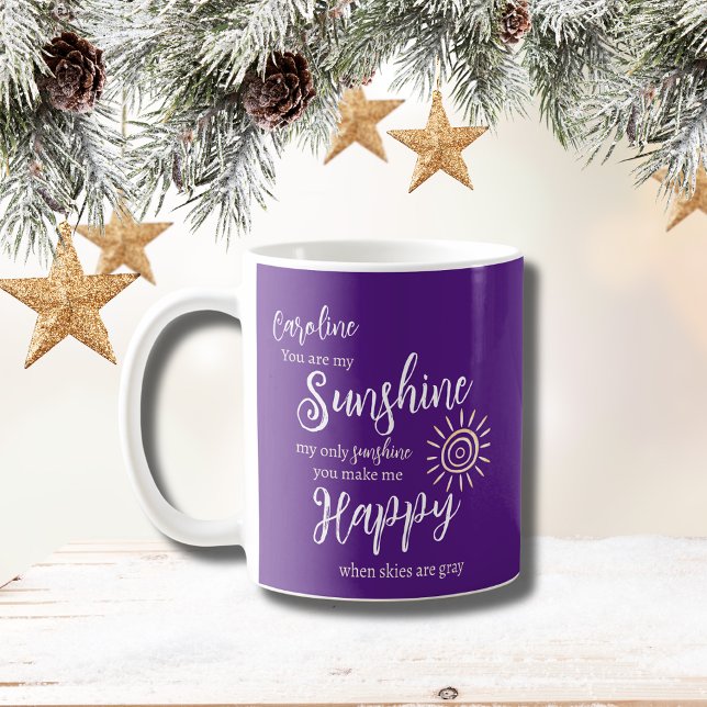 Individuelle Name Sunshine macht mich glücklich Li Kaffeetasse (Custom Name Sunshine You Make Me Happy Lyrics on a bright Royal Purple background with script font.)