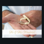 Individuelle Name- und Foto-Hochzeitplakat Poster<br><div class="desc">Persönlich mit Ihren Namen auf einem schönen Garten Hochzeitsgeschmack Foto mit gelben und blauen Thema. Herr & Frau Wonderful ...  Hochzeitsringe auf der Hand eines Mannes mit gelbem Band. Mann mit blassblauem Shirt,  der ein blassgelbes Band hält. Tauschen Sie das Bild für sich aus.</div>