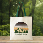 Individuelle Natur Familienurlaub Grünwald Tragetasche<br><div class="desc">Passen Sie Ihre eigene Familienreise zu den Taschen an,  um in diesem Sommer oder Herbst eine Reise durch die Natur zu unternehmen. Personalisieren Sie mit Ihrem Nachnamen unter dem grünen Wald von Bäumen und dunklen Berg Sonnenuntergang für einen kühlen Urlaub zu bleiben,  um für Ihre Outdoor-Gruppe.</div>