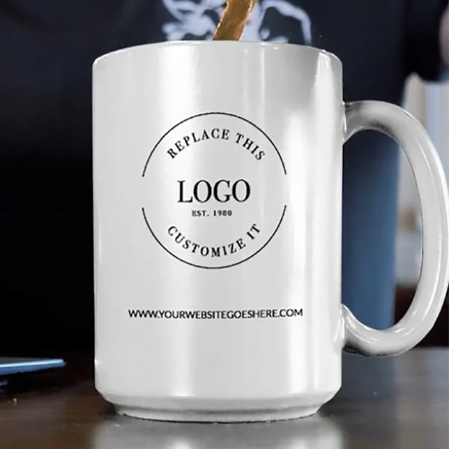 Individuelle Unternehmenswerbe-Logowebsite Kaffeetasse (Custom logo and website simple branded mug template.)