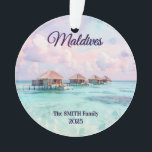 Individueller Malediven-Familienurlaub Ornament<br><div class="desc">Bringen Sie die Ruhe der Inseln mit diesem maßgeschneiderten Wasserfarben-Maldives-Andenken-Ornament in Ihr Zuhause. Mit einer lebendigen,  künstlerisch inspirierten Illustration von ikonischen Pfahlbauten und türkisblauen Lagunen ist dieses doppelseitige Ornament die ultimative Möglichkeit,  einen Familienurlaub 2025,  eine Flitterwochenreise oder eine Traumhochzeit zu feiern.</div>